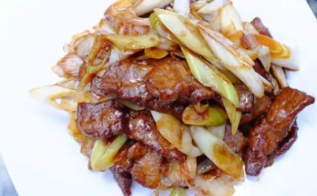 p>大葱爆牛肉是一道以 a href="#" data-lemmaid="918571">大葱 /a>