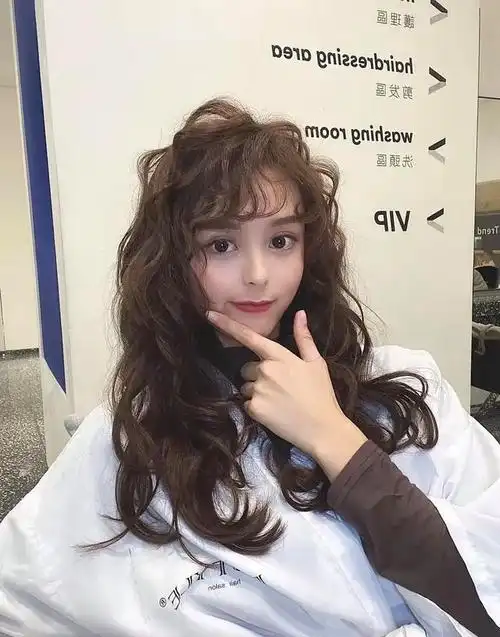 卷发从耳朵开始,层层头发一层层叠叠.加上卷发,发型看起来自然蓬松.