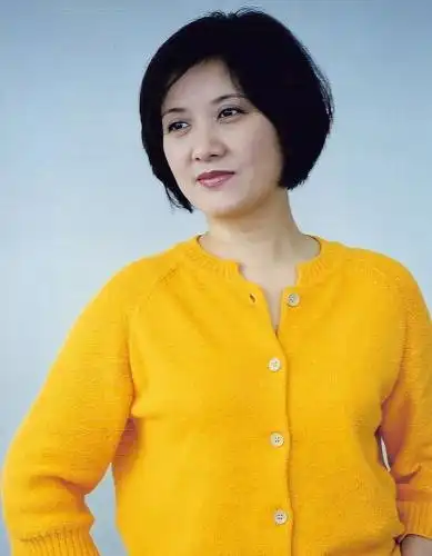 邓婕:与张国立结婚33年,她看到了丈夫的白发和心痛