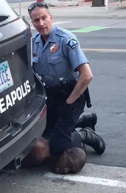 george_floyd_neck_knelt_on_by_police_officer.png