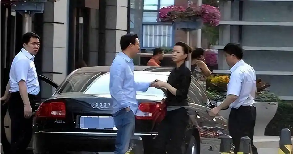 央视门面董卿现身,穿学生服和破产老公街边喂食,两人互动好甜_家庭_私