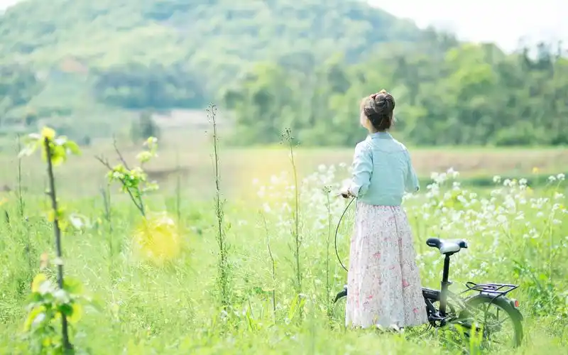 小清新女孩唯美背影图片桌面壁纸