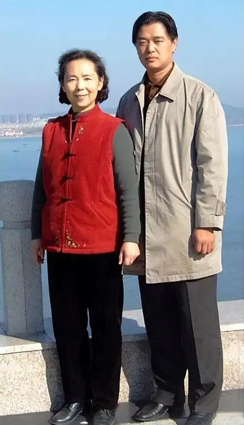 在中央电视台第六届军旅歌唱大赛上,刘尚娴见到了素未谋面的张映哲,她