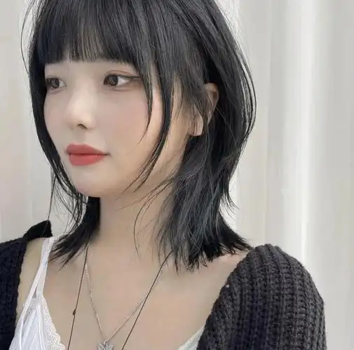 又可以保持长发的感觉,融合多种发型的效果,搭配不同刘海还可以随时