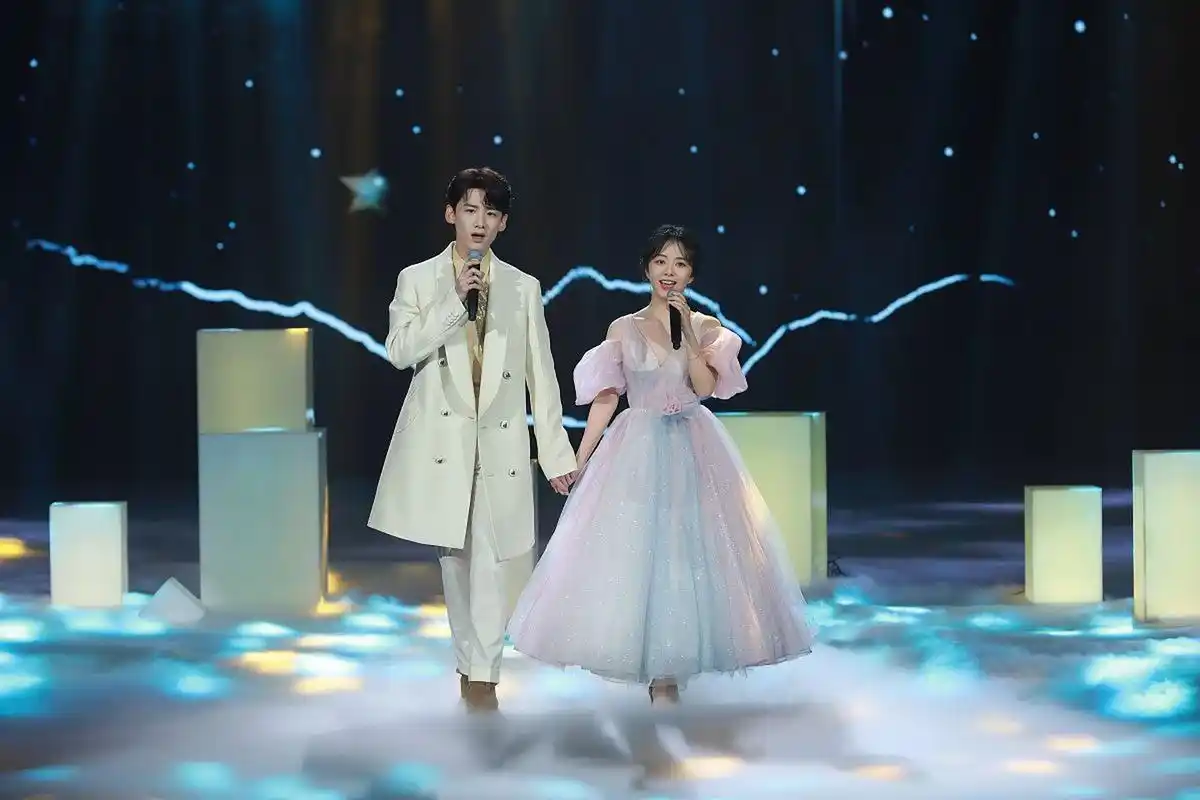 谭松韵和白敬亭同框,原来白敬亭这么高呀!