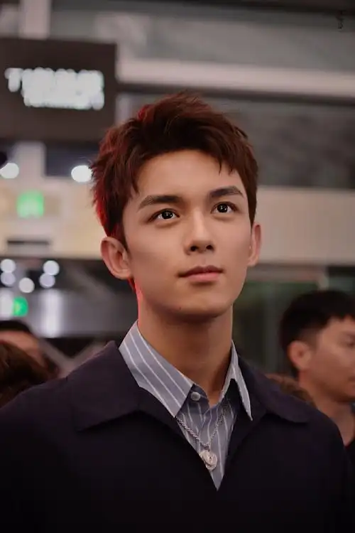 吴磊晒中秋节月饼自拍