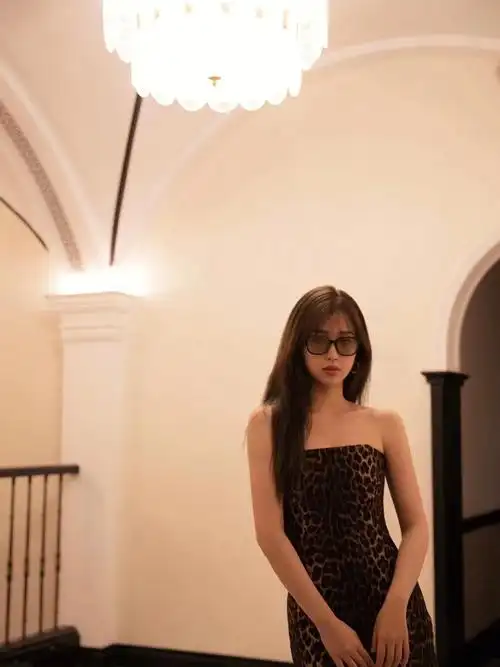 歌手虞书欣身着michael kors collection 2021秋冬系列豹纹西装,抹胸