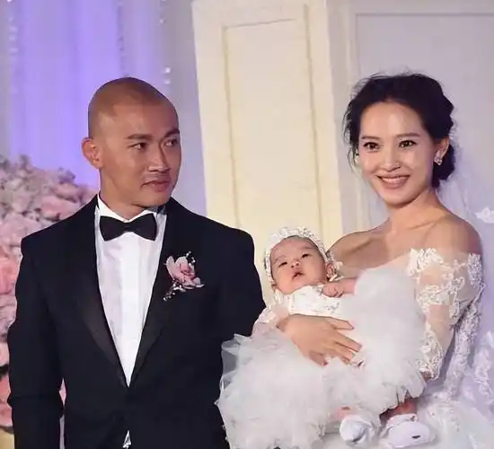 44岁聂远再当爹,大年初一官宣二胎出生,晒全家福幸福洋溢_秦子_女儿