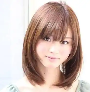 多层次感齐肩短碎发,整个发型并没有进行深度烫染,而主要是在修剪上下