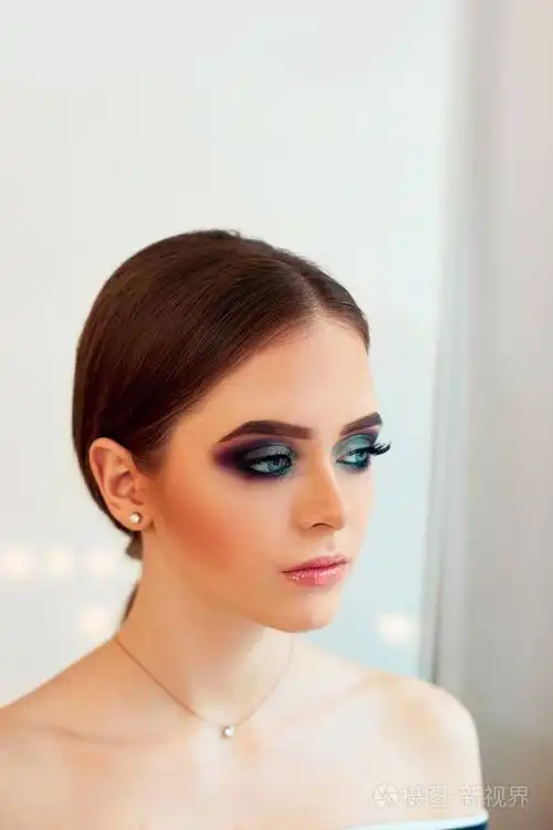 美丽的黑发模特女人假日化妆特写. 睫毛延伸假睫毛. 美女面部肖像.