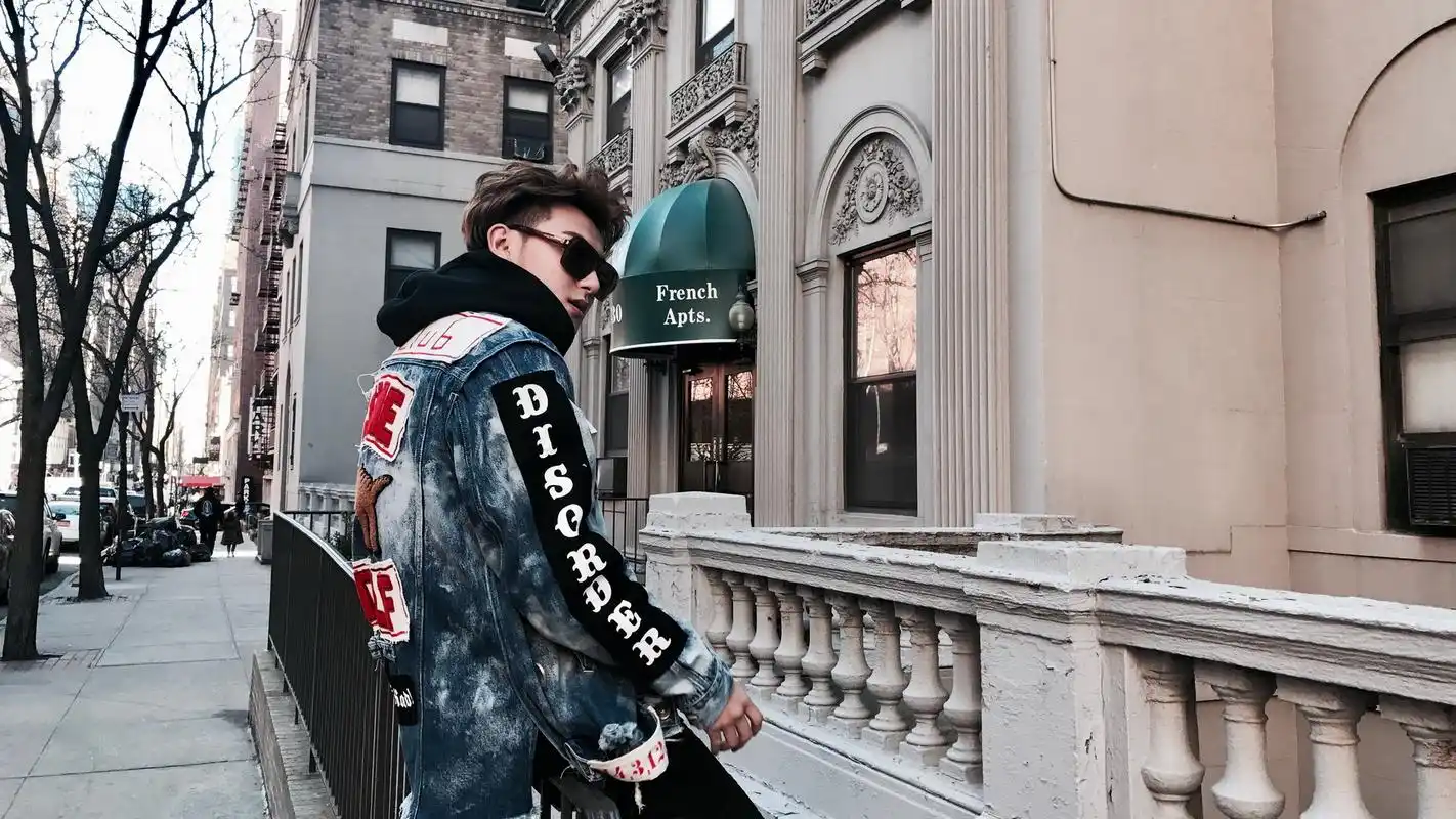 首页 桌面壁纸 大陆明星 黄子韬巴黎街拍帅气写真图片壁纸