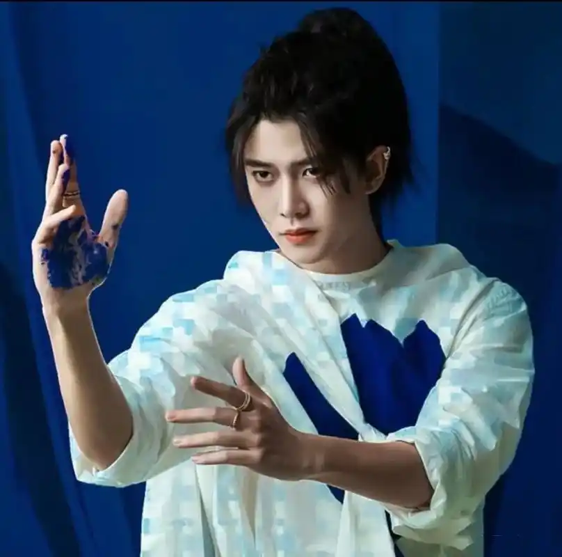 任嘉伦.第一次见男生扎小辫子也可以这么好看 你们还有不呀  - 抖音