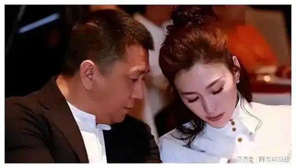 李小冉携54岁富豪老公出席晚宴她穿衬衫如少女老公老得像爸