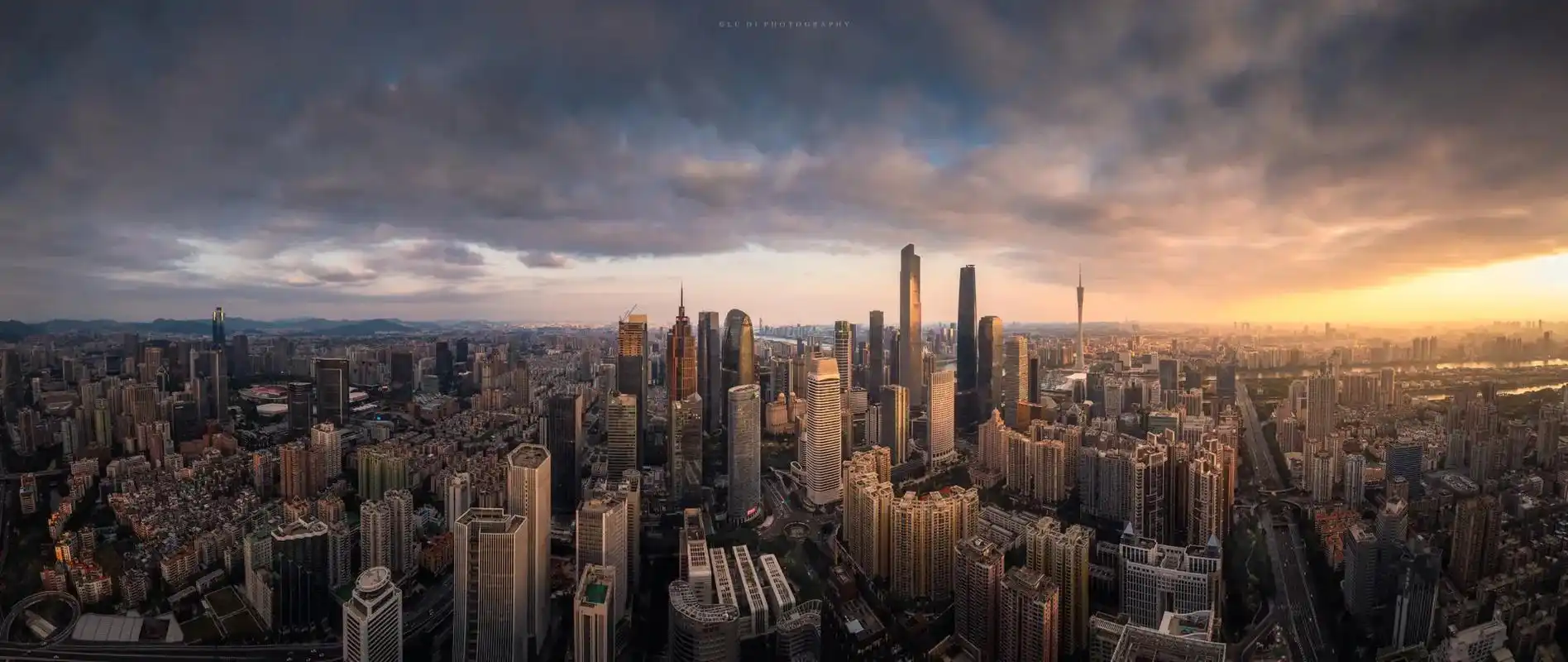 全景视角下的广州珠江新城,这里是否有你曾打拼过的回忆和徘徊过 - 抖