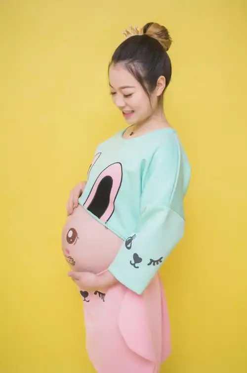 八个半月的孕妇瑜伽美照