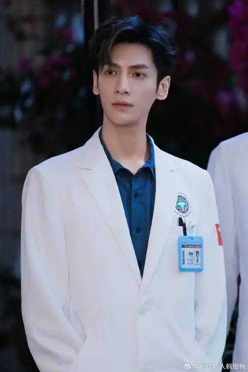 罗云熙一条微博宣了3个业务