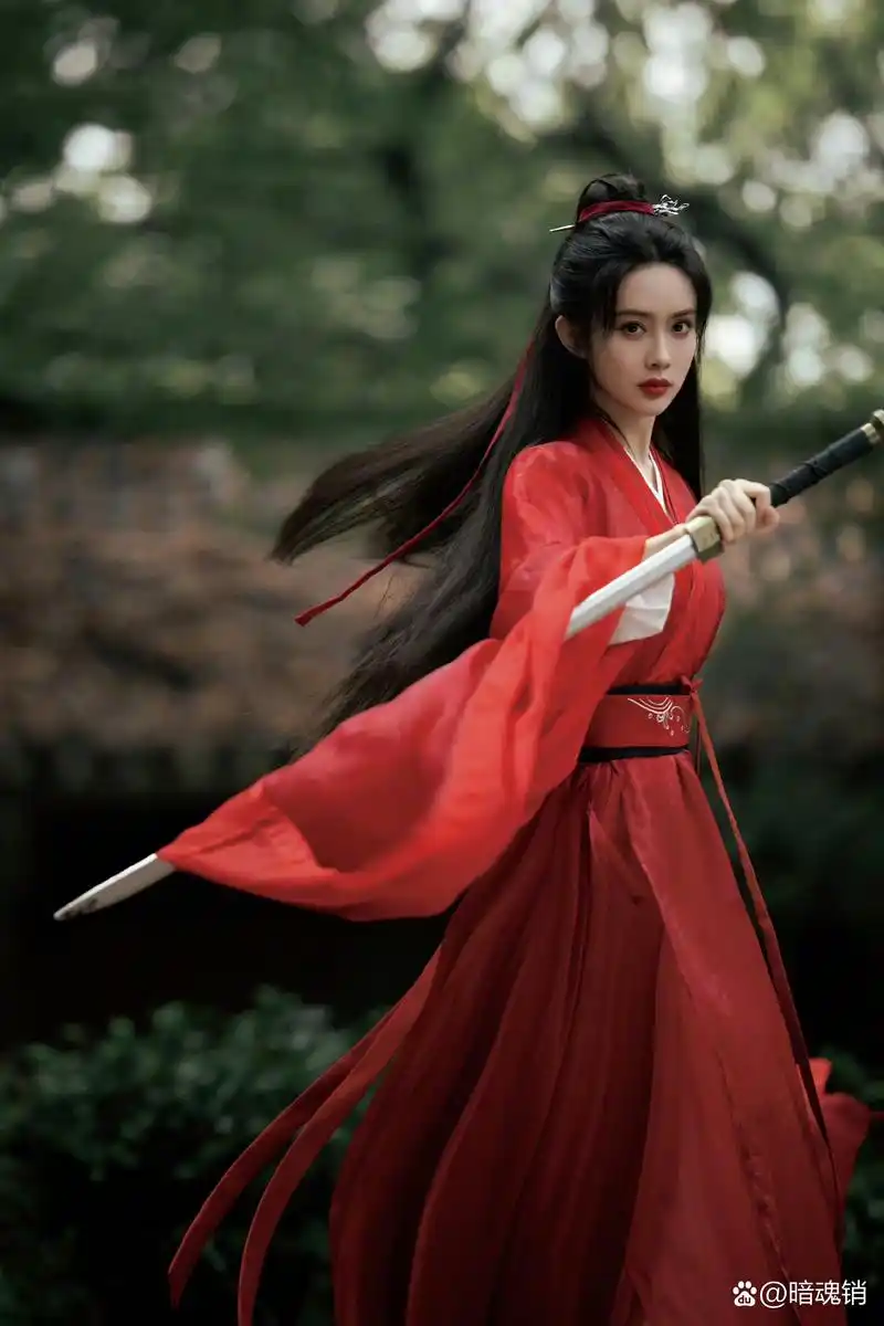 孟子义今日份古风写真图,一袭红色古装造型搭配高马尾披发造型,好凌厉