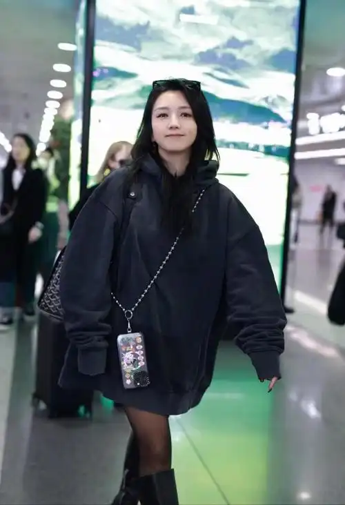 何洁录制浪姐心情好穿卫衣玩下衣失踪秀竹竿腿越看越瘦