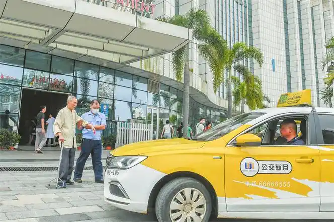 海口公交新月爱心车队司机搀扶行走不便老人坐上出租车