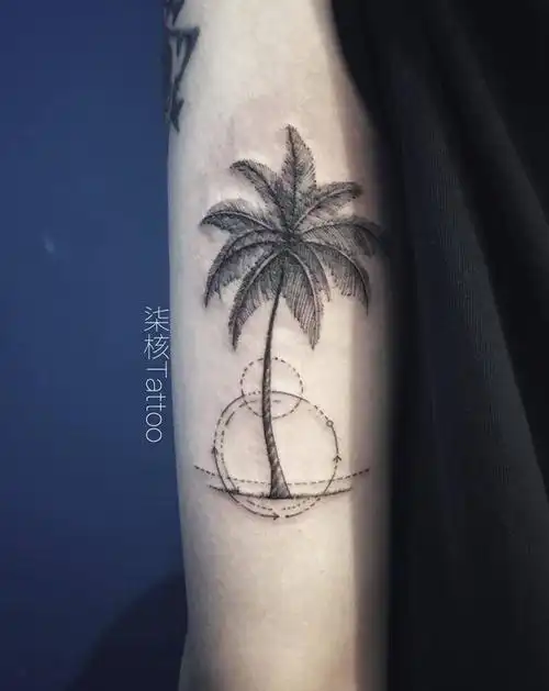椰树纹身图片_手臂点刺几何椰树纹身图案