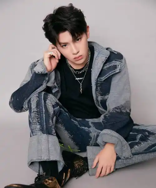 原创黄明昊地下车库帅照蔡徐坤氛围感大片出炉你有被谁帅到