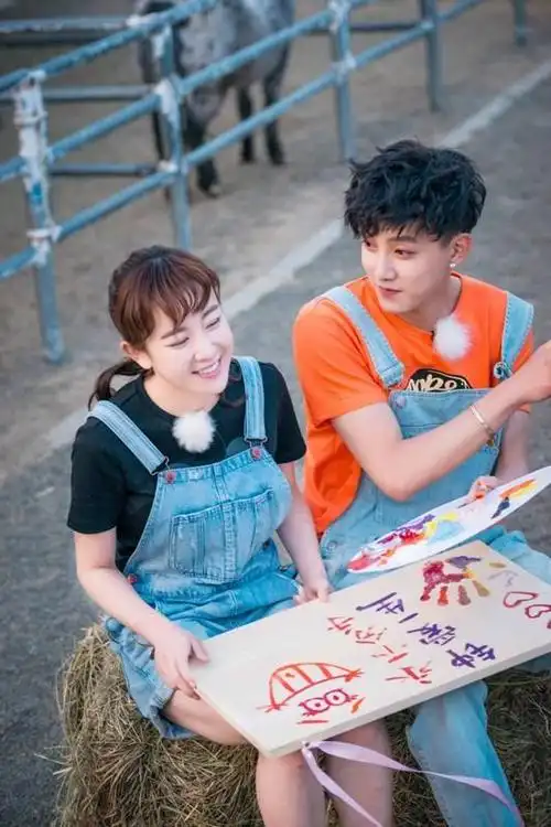 《如果爱》中,她和曾在《快乐男声》出道,属于十八线小艺人范世琦的