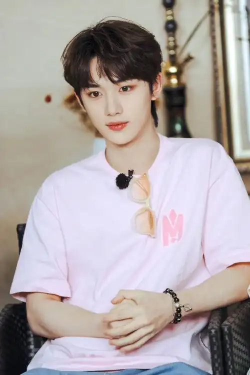 严浩翔粉色短袖造型##严浩翔粉色短袖