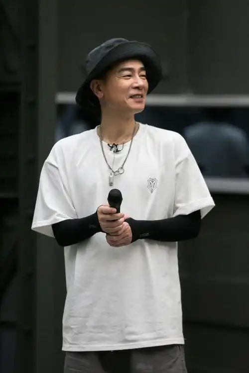 陈小春穿夏威夷衬衫真活力,配短裤文艺范十足,54岁还穿得这么潮