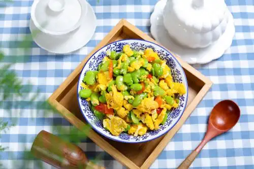 农家菜美食小炒鸡蛋蚕豆米