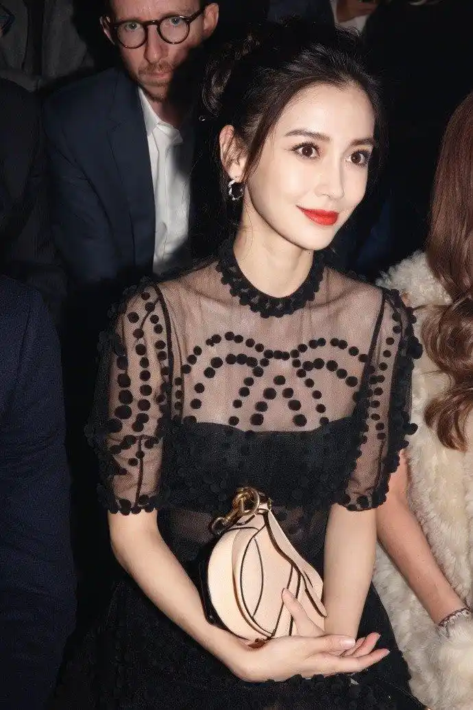 数码后期angelababy亮相dior巴黎大秀 一袭薄纱黑裙仙气十足