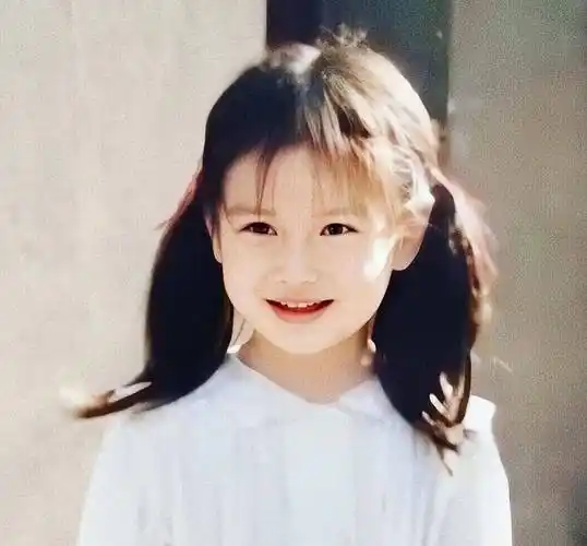 小时候由于父母工作忙碌,杨颖便被送到外婆家生活,从小和外婆生活在一