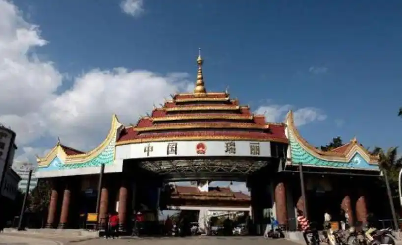 实拍中缅边境看看缅甸人都开什么车或与你想的不一样