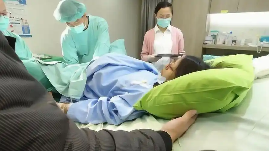 男医生是怎样给产妇接生的产房实拍产妇分娩的这个过程