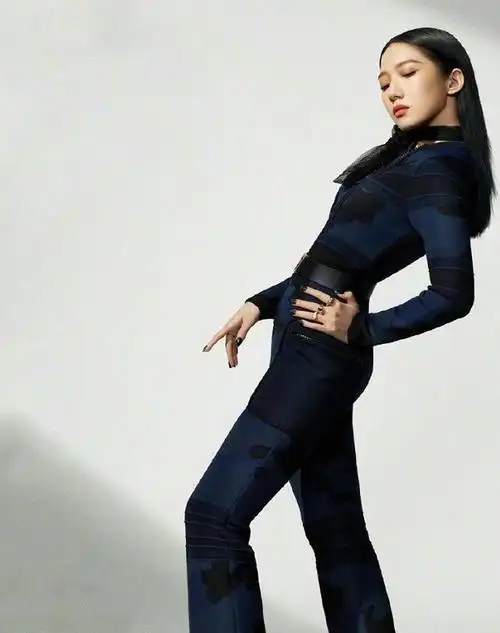 孟美岐最新大片,挑战紧身连体裤尽显好身段,好实在的"撑腰"_手机搜狐