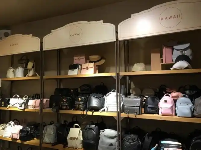 包包陈列显得拥挤,最上层的pp点还是可取的