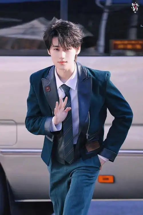 张真源真的是一位十分帅气的小哥哥