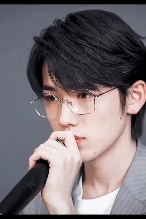 戴眼镜的宋亚轩