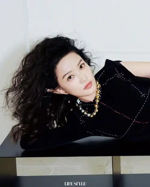 上游时尚李沁羊毛卷造型酷飒有范