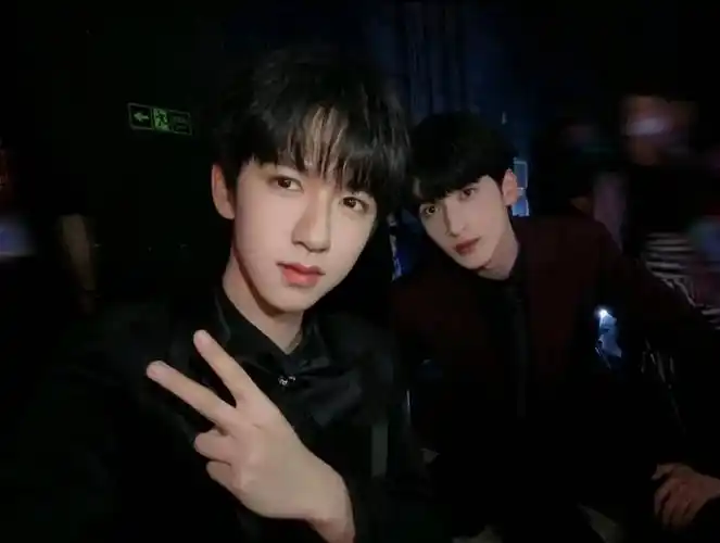 "说好了 发完这张合照就要避嫌了哦"#严浩翔贺峻霖 #严浩翔 - 抖音