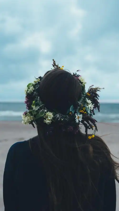 长发女孩的背影