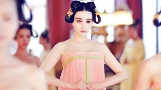 唐朝女性着装:抹胸长裙配透明纱衣