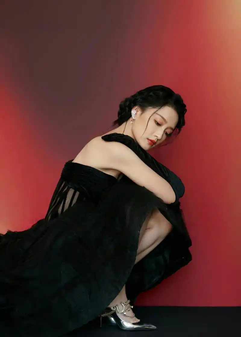 智族gq年度人物盛典# 李沁身着黑色抹胸式礼服裙像极了奥黛丽赫本 ..