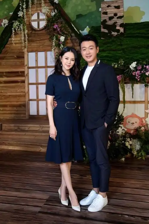 佟大为庆祝与关悦领证16周年 晒手绘情侣t恤甜蜜恩爱