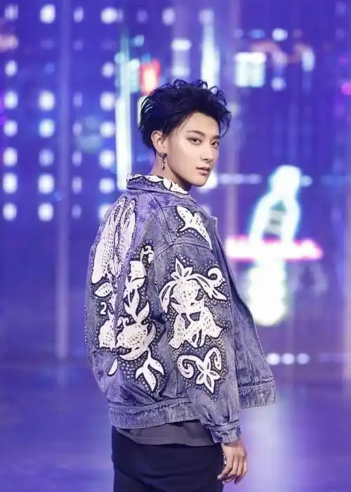 黄子韬不再是"熊猫眼",已经华丽变身美妆博主_照片_微微_显得