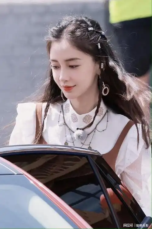 33岁angelababy西域公主即视感红唇妩媚好风情蚂蚁腰实力抢镜