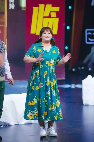 贾玲过生日,闺蜜送"拍手裙"给她当礼物,减龄时髦成微胖界女神