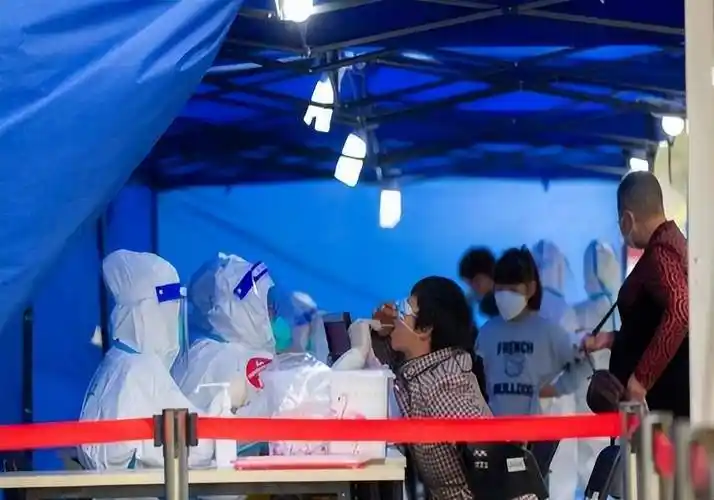 全面放开以后呢,第一轮疫情发生在半年以前,经过半年左右呢,很多人