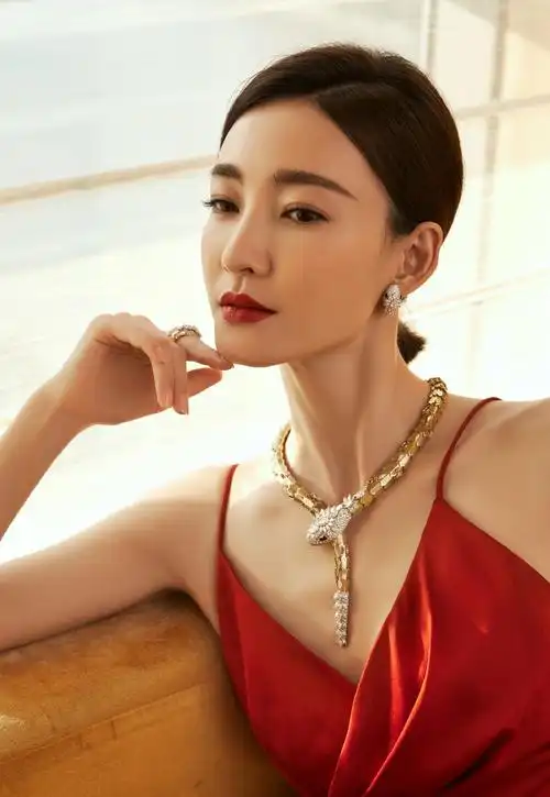 王丽坤吊带红裙性感写真图片