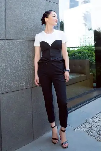 凉鞋届的经典款女明星们翻牌率最高的这双鞋就是长腿的秘诀