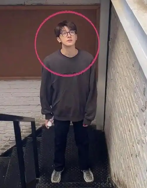 在这个"飘雪变装"的短视频,变装前,林一穿着卫衣,是个平平无奇的帅哥